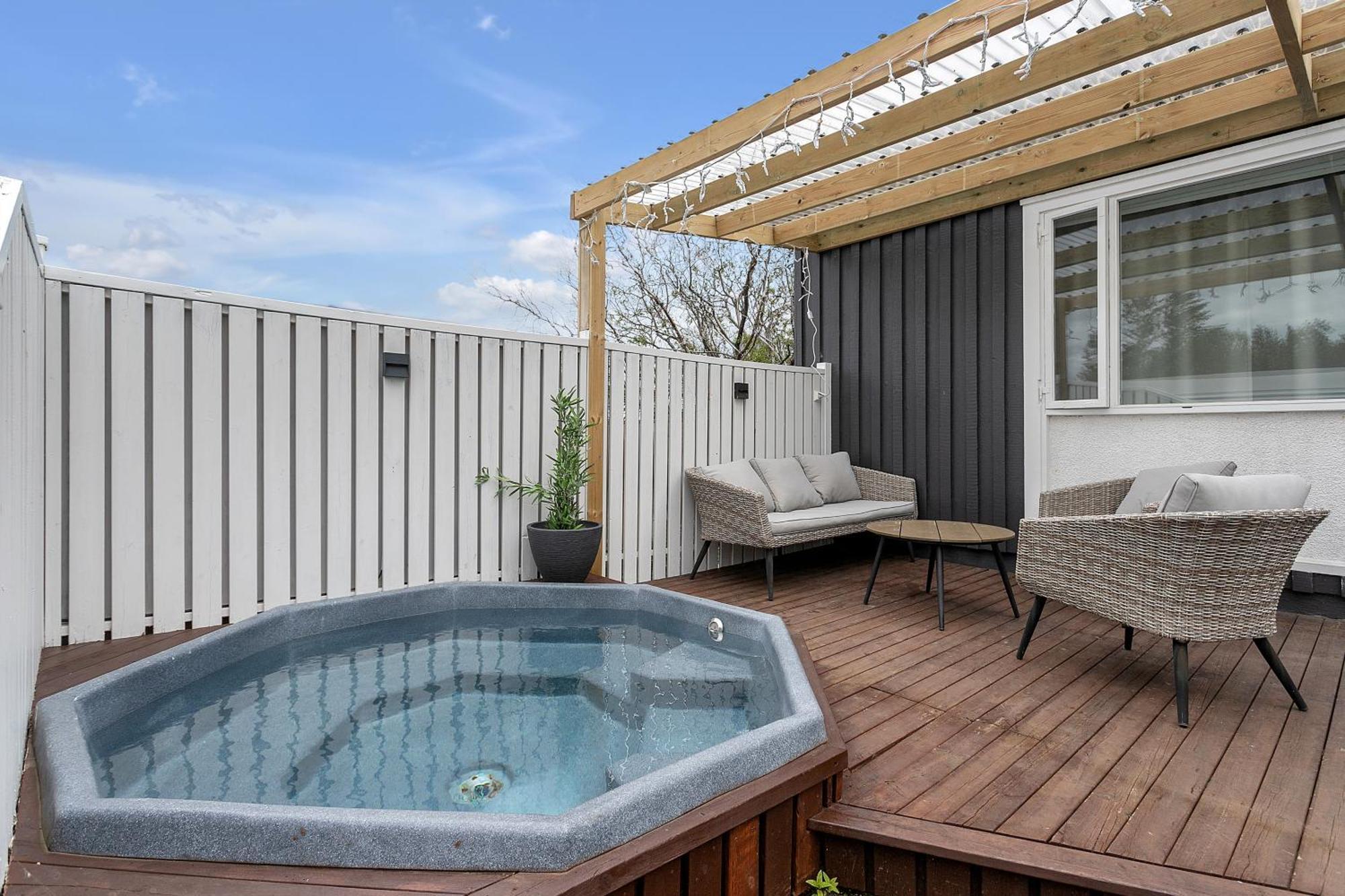 House - Villa With Garden And Hot Tub, 2 Min From Reykjavik Garthabaer エクステリア 写真