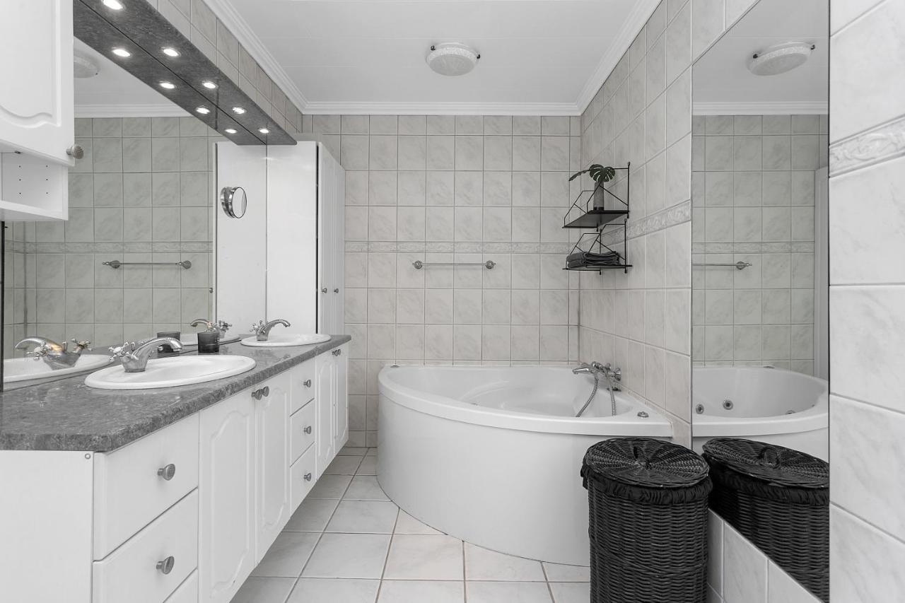 House - Villa With Garden And Hot Tub, 2 Min From Reykjavik Garthabaer エクステリア 写真