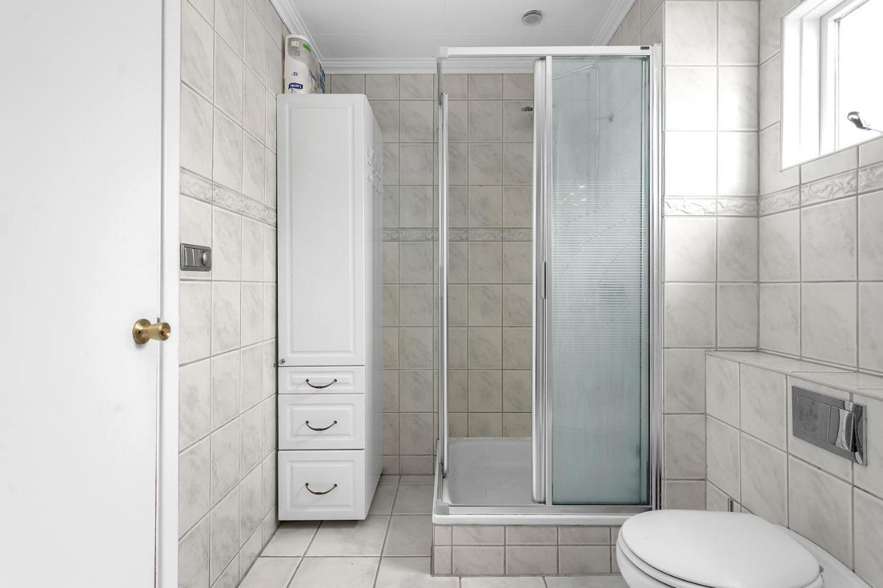 House - Villa With Garden And Hot Tub, 2 Min From Reykjavik Garthabaer エクステリア 写真