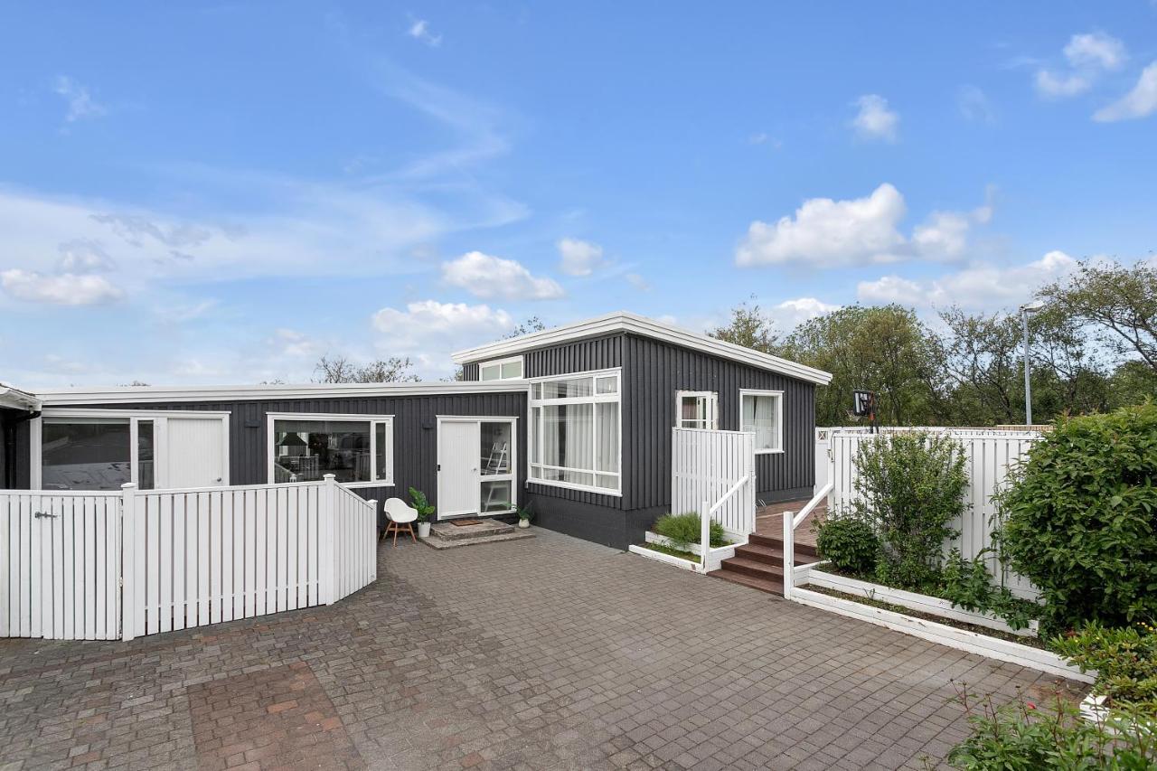 House - Villa With Garden And Hot Tub, 2 Min From Reykjavik Garthabaer エクステリア 写真