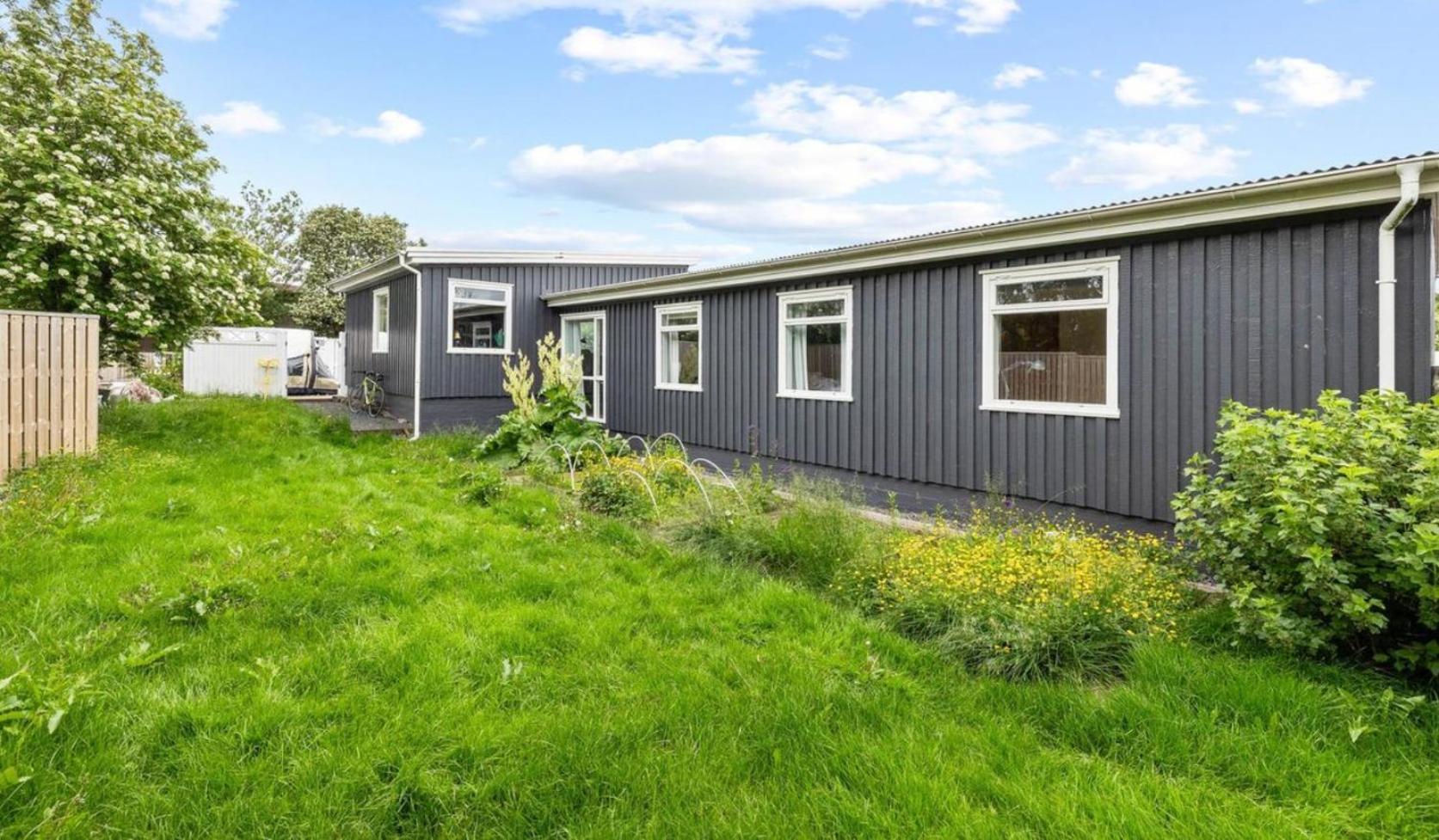 House - Villa With Garden And Hot Tub, 2 Min From Reykjavik Garthabaer エクステリア 写真
